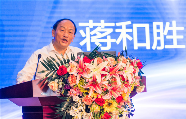 四川大學(xué)黨委委員、經(jīng)濟(jì)學(xué)院教授委員會(huì)主席、博導(dǎo)蔣和勝教授作了《當(dāng)前宏觀經(jīng)濟(jì)形勢(shì)與產(chǎn)業(yè)轉(zhuǎn)型升級(jí)》專題講座.jpg
